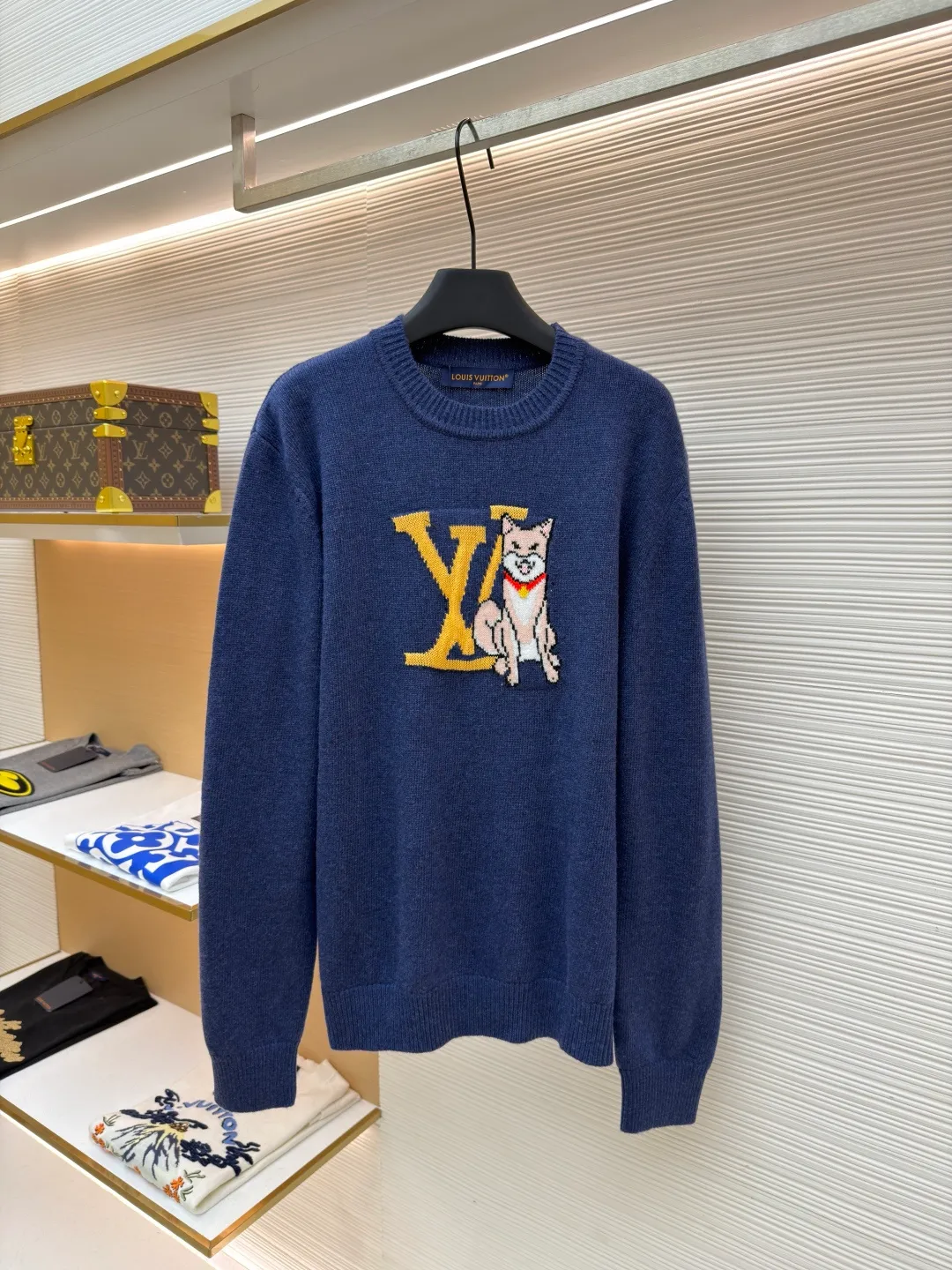 LOUIS VUITTON Seoul-limited intarsia knitted sweater ●Original version: purchased and developed by 11599 ●Item number: 1682133-B85 ●Fabric: wool blended fabric ●Technology: knitted intarsia production ●Color: blue ●Version: fitted version ●Weight: about 535 grams ●Size: S-M-L-XL ●Description: This Louis Vuitton navy blue knitted sweater is woven with 100% ultra-fine merino wool yarn. The basic gray cloth is knitted by a 14-needle precision knitting machine in the Italian workshop. The yarn is first pre-washed and milled to ensure that the garment is not easy to deform, pilling and has excellent skin-friendly properties. The iconic LV letters and Shiba Inu pattern on the front are made using intarsia jacquard technology. Imported acrylic and wool blended threads with high color fastness are used, and are woven needle by needle through a computer-controlled jacquard machine. There are no skipping or floating thread problems on the edges of the pattern. The colors are clearly layered and have a strong three-dimensional effect; the collar and cuffs Both the hem and the hem are made of double-rib hemming technology, with spandex elastic yarn, which has good resilience and is not easy to loosen after long-term wear. The entire body of the garment is hand-ironed and shaped. Every stitching follows the brand's strict 0.1cm stitch length standard, and the details show the exquisite texture of high-end knitting technology. The overall wiring is straight and delicate, the fabric is comfortable and soft, and the color is consistent without color difference. It can be matched with the same style to create a fashionable look and control various occasions. Customized accessories, complete with three standards, same style for men and women!